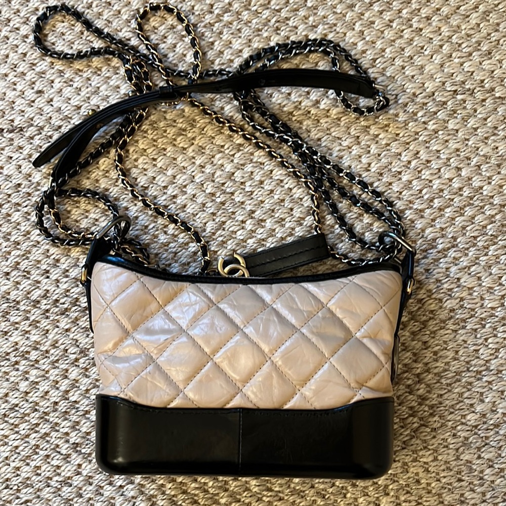 Chain bag in beige color